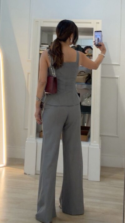 FotoCalça Pantalona Botão Dourado Alice Recorte Lateral