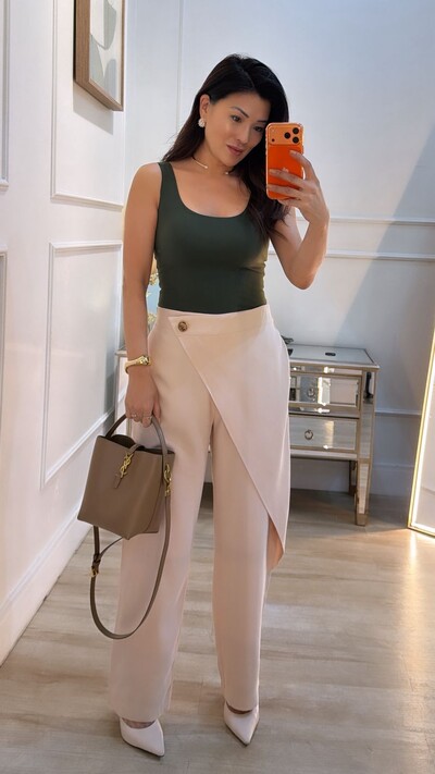 Foto Calça Twill Sophia Detalhe De Sobreposição Transpassada Com Botão Resinado
