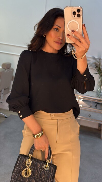 FotoBlusa Crepe Mangas Longas Bufantes Graciane Detalhe Botões Dourados Vazados