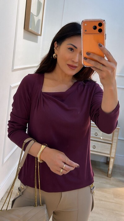FotoBlusa Decote Assimétrico Brooke Mangas Longas