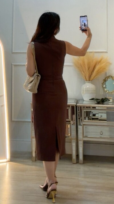 FotoVestido Midi Martingalê Na Gola Naomi Fenda Posterior