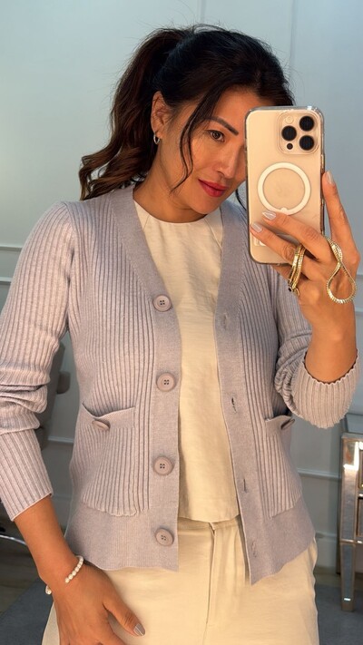 FotoCardigan Curto Canelado Rayane Bolsos Quadrados Frontais