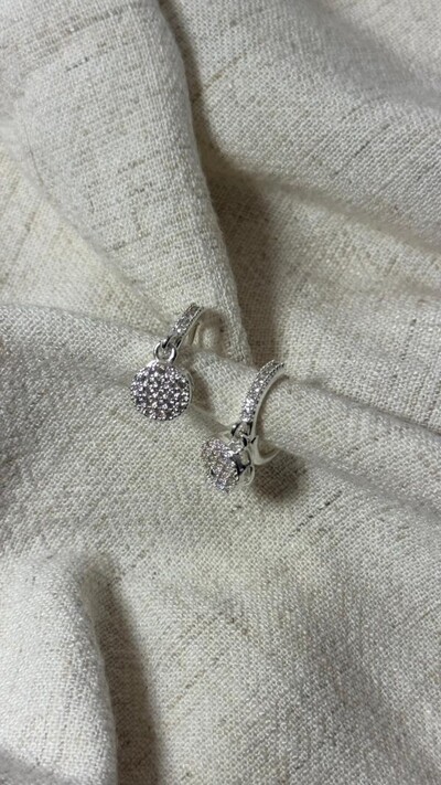 FotoBrinco Pequeno Argola Cravejada Com Pingente