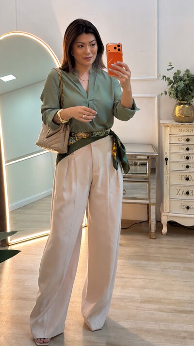 Foto Blusa Alongada Acetinada Decote V Nancy Mangas 7/8