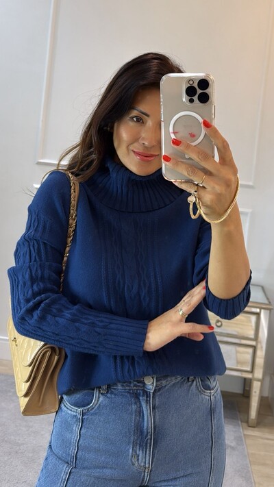 FotoBlusa Tricot Gola Rolê Margoth Detalhes Trançados E Zigue E Zague