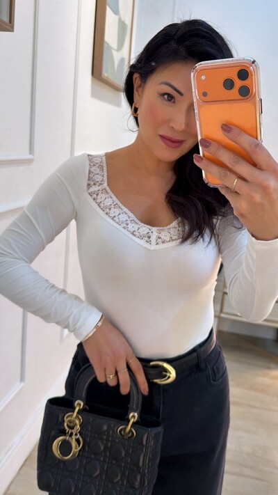 FotoBlusa Malha Aurora Decote V Com Detalhe De Renda