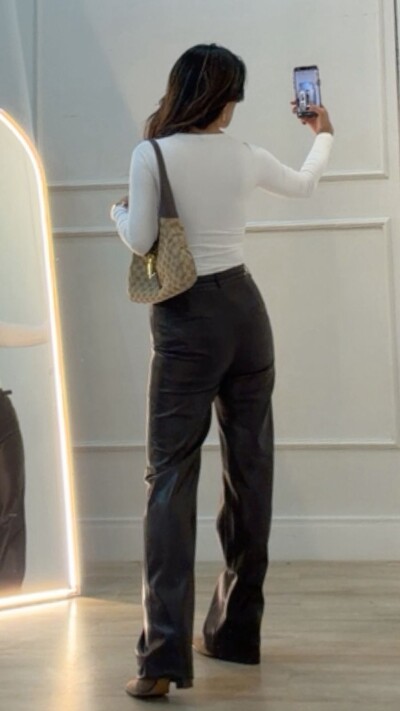 FotoCalça Reta Couro Eco Pamela Cinto Fino