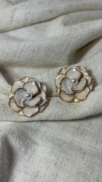 FotoBrinco Médio Flor Resinada Com Miolo Pérola