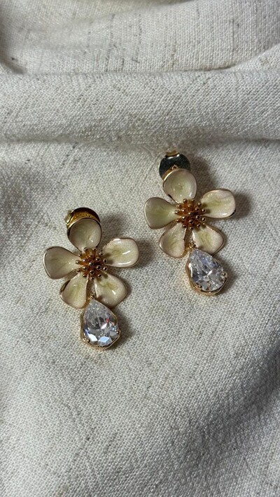 Foto Brinco Médio Flor Com Pingente Em Gota