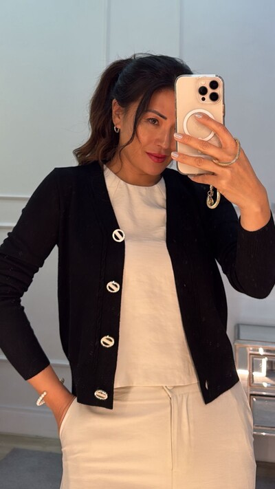 FotoCardigan Curto Liso Clarice Com Botão Cravejado Vazado