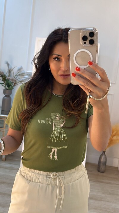 FotoT-Shirt Estampa Mulher Com Chapéu Escrita Dark Green