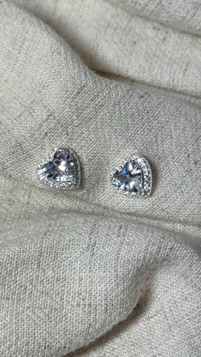 FotoBrinco Pequeno Coração Cravejado Com Strass