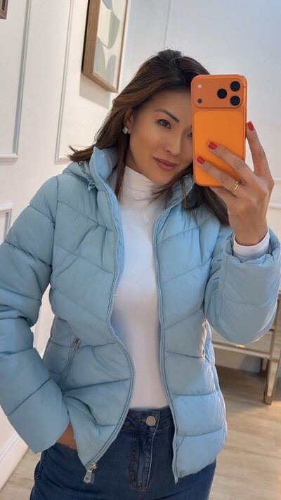 Foto OFERTA DIA DO CLIENTE Casaco Nylon Capuz Removível Lavínia Pespontos Diagonal