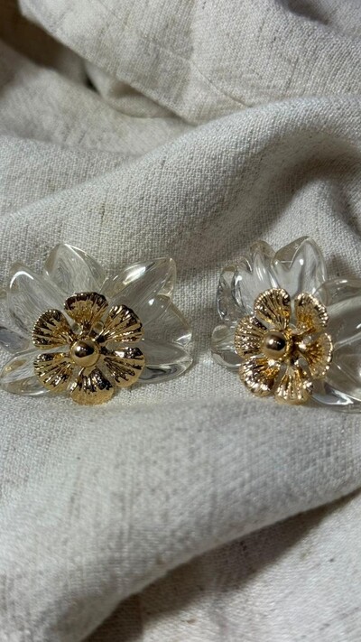 FotoBrinco Flor Dupla Resinada Com Detalhe Dourado