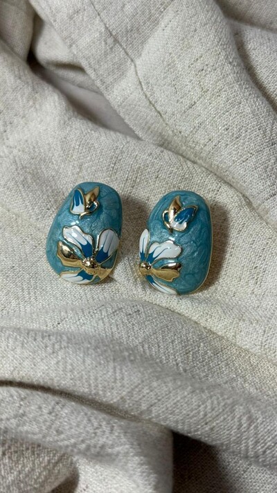 Foto Brinco Oval Dourado Com Detalhe Texturizado De Flor