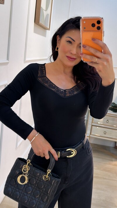 FotoBlusa Malha Aurora Decote V Com Detalhe De Renda