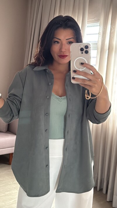 FotoCamisa Oversized Suede Cecilia Barrado Arredondado