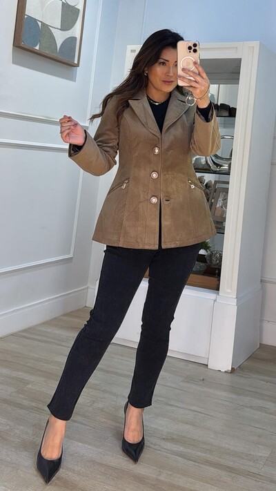 Foto Casaco Veludo Texturizado Laura Bolsos Na Diagonal Zíper Dourado