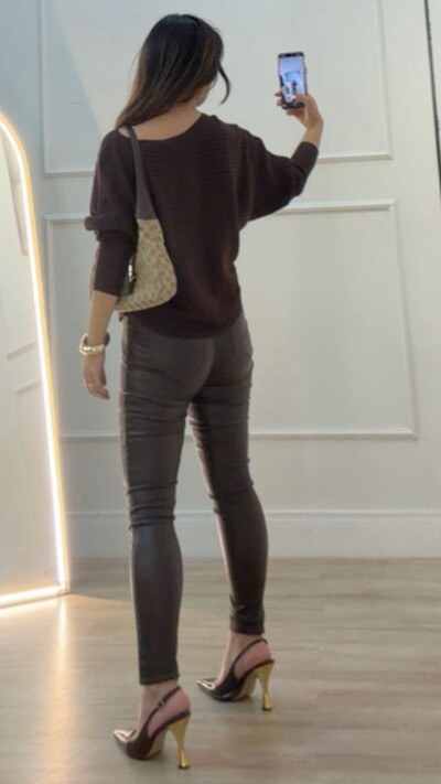 FotoCalça Skinny Couro Eco Babi Botão Frontal