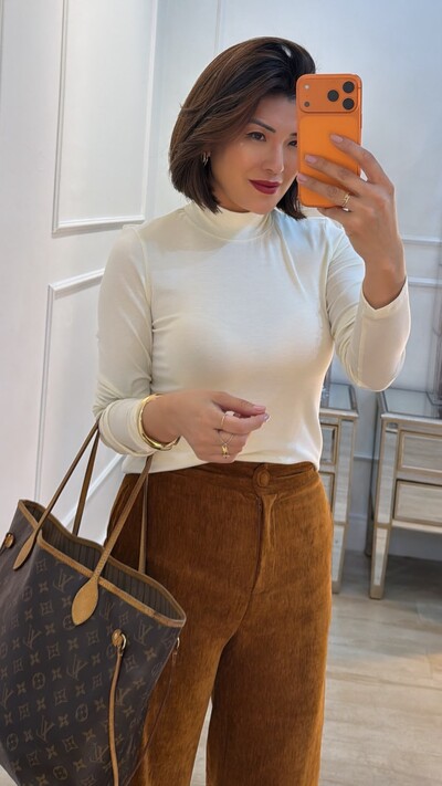 Foto Blusa De Malha Gola Alta Monique Mangas Longas