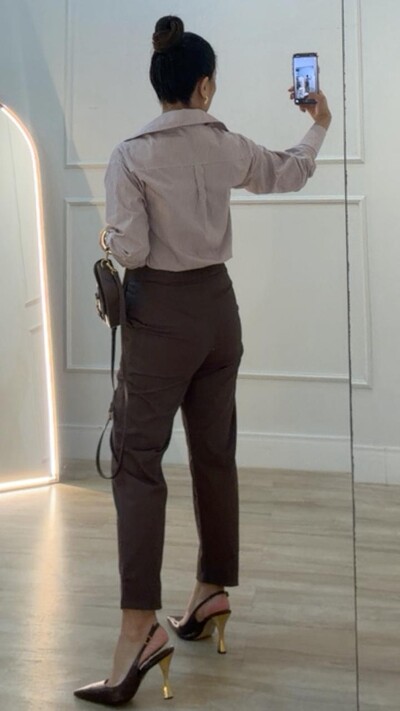 FotoCalça Skinny Pala Com Elástico Franzido Posterior Isabella Fendas Laterais