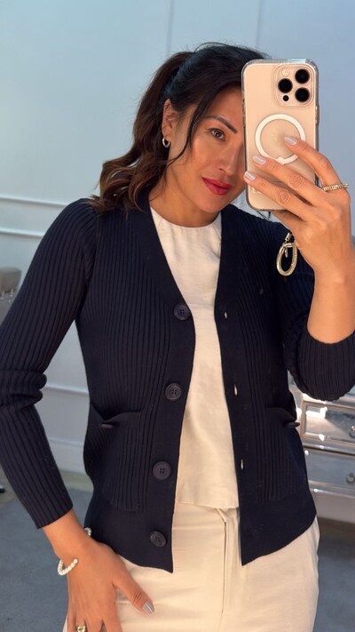 FotoCardigan Curto Canelado Rayane Bolsos Quadrados Frontais