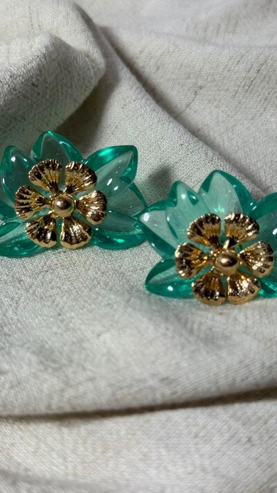 FotoBrinco Flor Dupla Resinada Com Detalhe Dourado