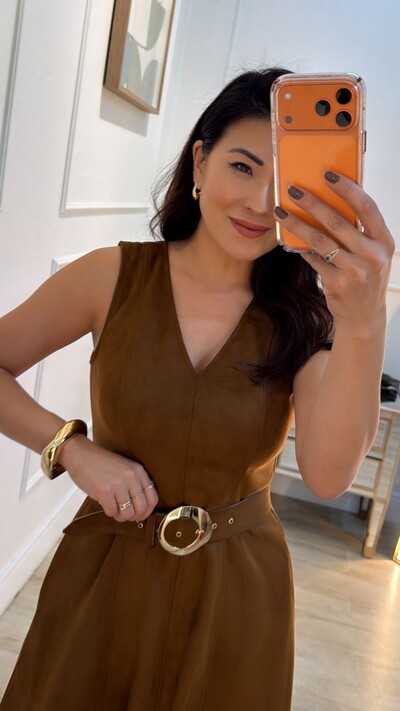 FotoVestido Midi Suede Decote V Vivi Cinto Maxi Fivela Redonda