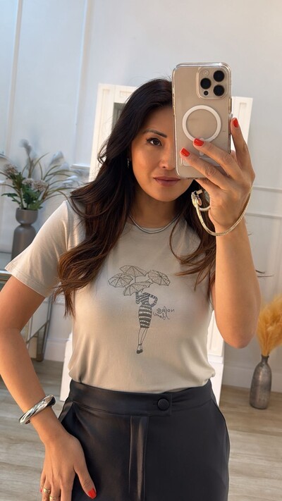 FotoT-Shirt Estampa Mulher Com Guarda-Chuvas