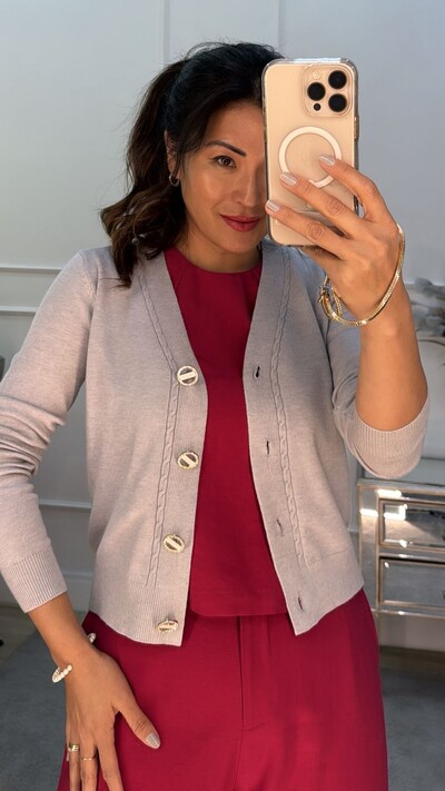 FotoCardigan Curto Liso Clarice Com Botão Cravejado Vazado