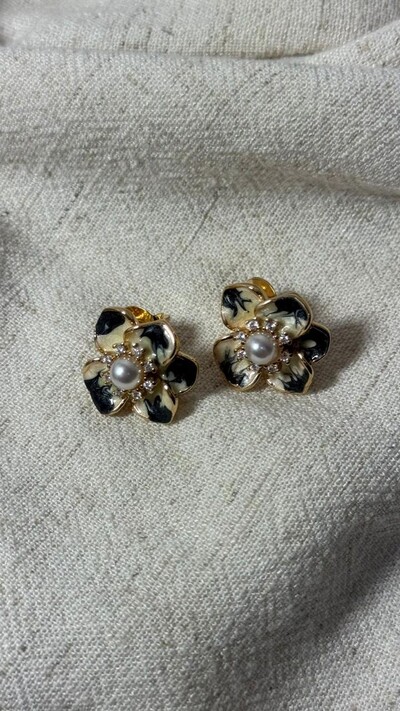Foto Brinco Flor Pequena Bicolor Miolo De Pérola