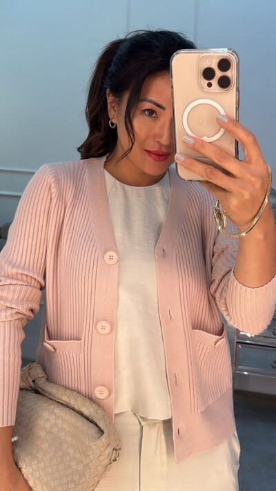 FotoCardigan Curto Canelado Rayane Bolsos Quadrados Frontais