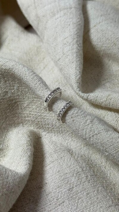 FotoBrinco Pequeno Argola Cravejada