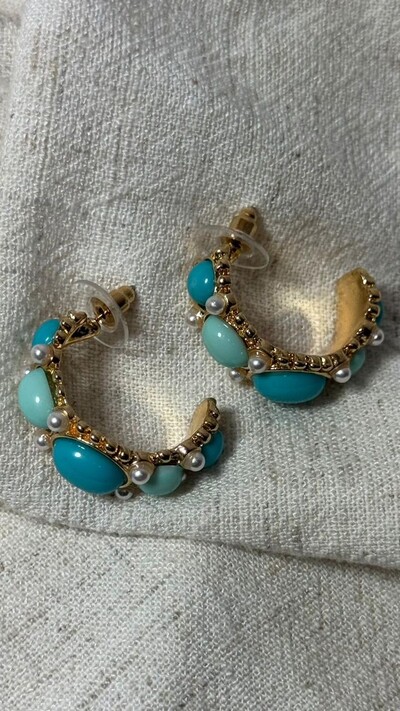 FotoBrinco Argola Média Com Bolotas Resinadas E Mini Pérolas