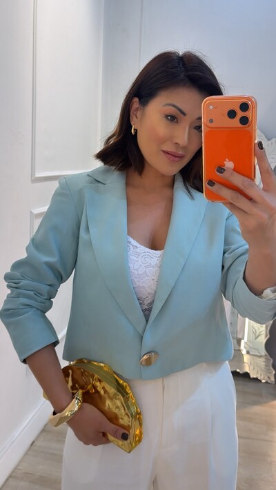 Foto Blazer Curto Alfaiataria Kate Com Maxi Botão Dourado
