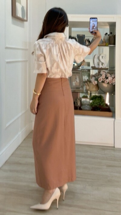 FotoSaia Longuete Fenda Frontal Dafne Detalhe De Fivelas Duplas Resinadas