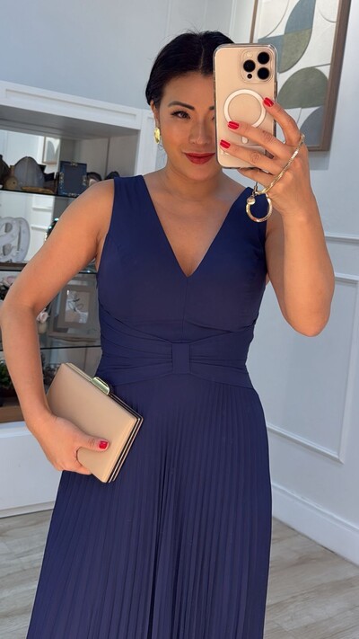 FotoVestido Longo Decote V Detalhe De Laço Maithe Saia Plissada