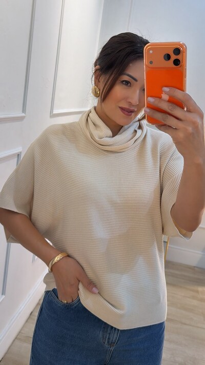 Foto Poncho Tricot Gola Rolê Miriã Canelados Horizontais