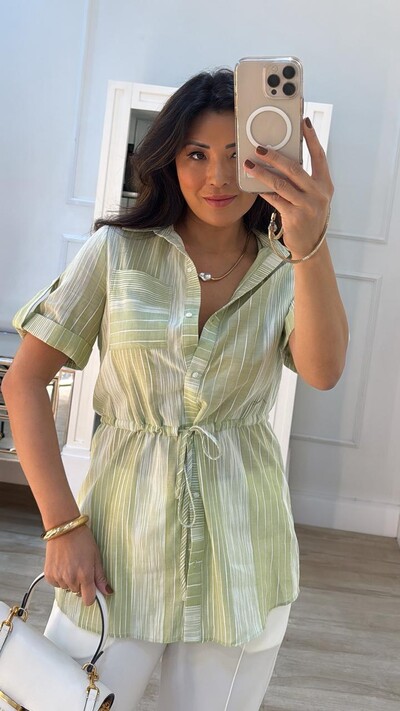 FotoCamisa Alongada Listras Em Nervuras Texturizadas Carol Puxador Regulável Na Cintura