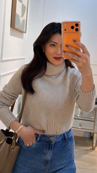 FotoBlusa Tricot Gola Rolê Sandra Nervuras Caneladas Na Horizontal