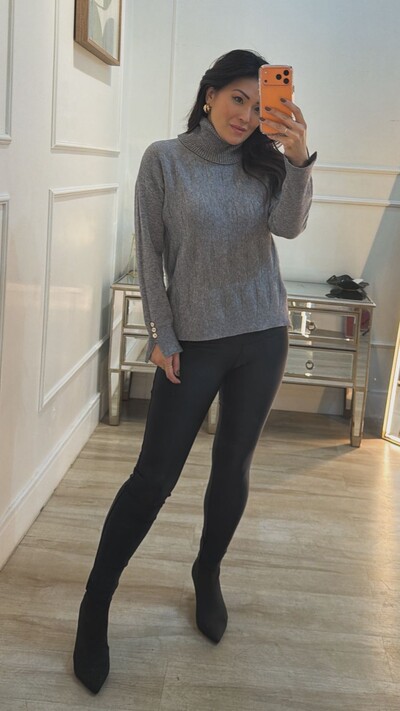 Foto Blusa Ampla Tricot Gola Rolê Maisa Botões Dourados Nos Punhos