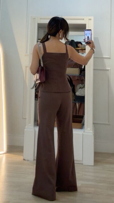 FotoCalça Pantalona Botão Dourado Alice Recorte Lateral