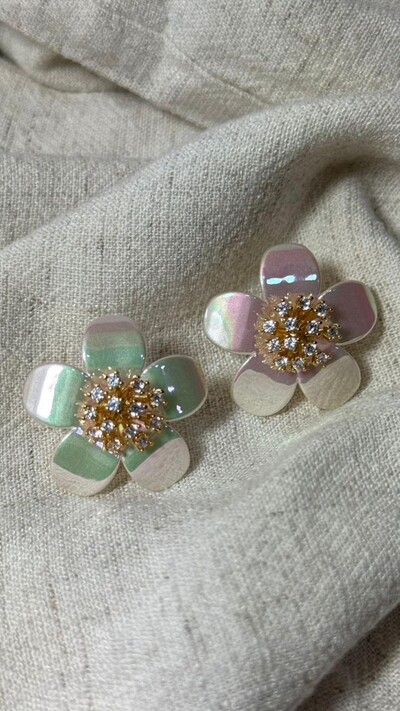 Foto Brinco Flor Média Madrepérola Com Strass