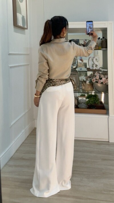 FotoCalça Pantalona Alfaiataria Naomi Detalhe Martingalê Nos Bolsos