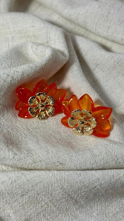 Foto Brinco Flor Dupla Resinada Com Detalhe Dourado