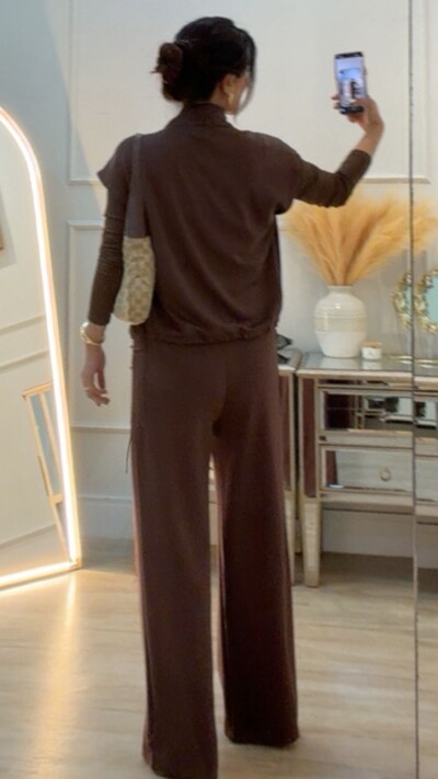 FotoCalça Pantalona Gabriela Bolsos Laterais Detalhe Botão Dourado