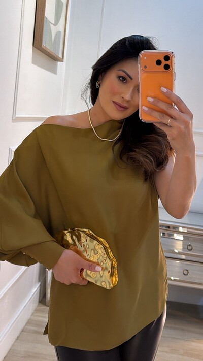 FotoBlusa Assimétrico Crepe Marina Manga Longa Única