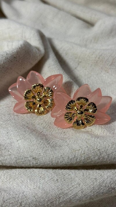 FotoBrinco Flor Dupla Resinada Com Detalhe Dourado