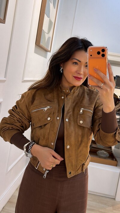 FotoJaqueta Casaco Curta Suede Maysa Bolsos Fake Com Lapela E Zíper