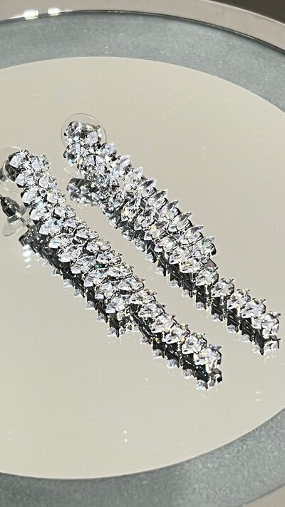 Foto Brinco Assimétrico Cravejado Em Strass